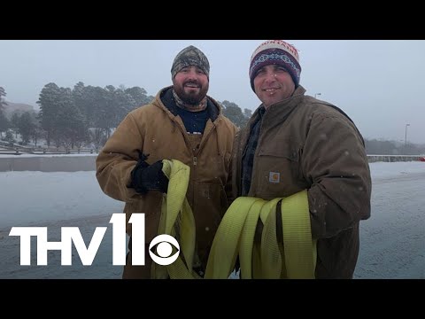 Two Arkansas men help stranded drivers in snow