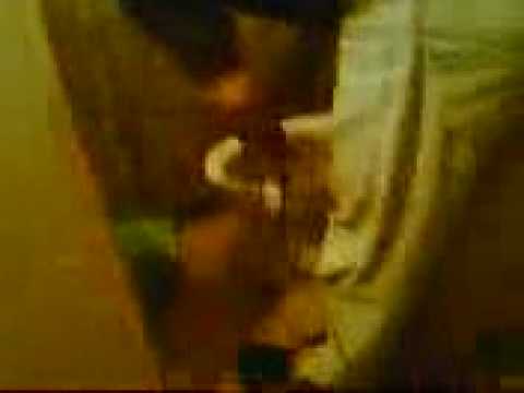 Szajer i przepłukiwanie kibla.