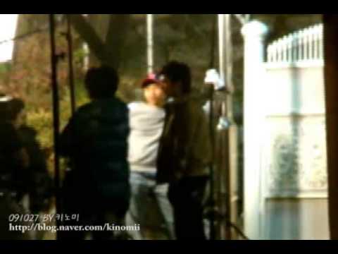 091027 Stalking Yunho filming with Ara at night