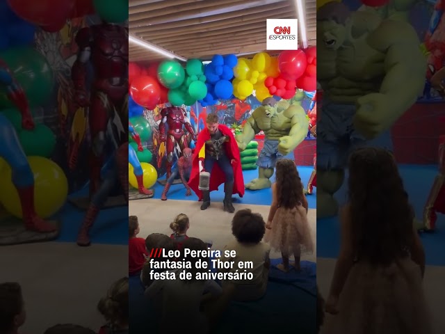 Leo Pereira, do Flamengo, se fantasia de Thor para o aniversário do filho