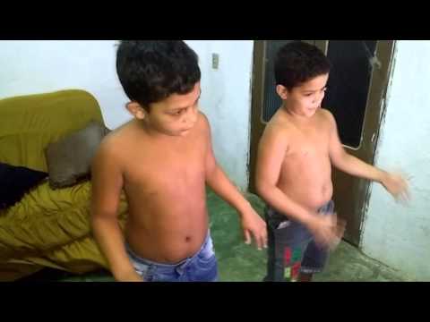 Kauan e kaue No Passinho do jogador.