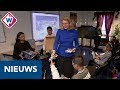 Burgemeester Krikke deelt vuurwerkbrillen uit op Hindoe basisschool