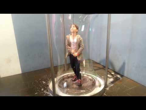 Seifenblasen im Mathematikum in Gießen. Fritz und Clara mit Cousine Greta am 27.10.2013