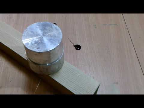 Beschädigungen im Holz und Astlöcher mit der Heißklebepistole auffüllen und reparieren