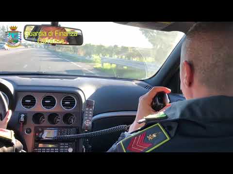 Minaccia, picchia e investe con l'auto un suo debitore: arrestato