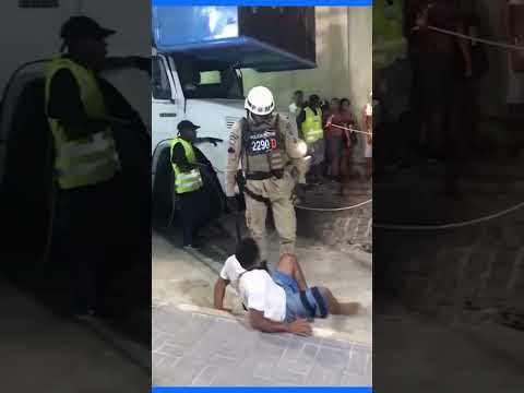 Policial militar dá "voadora" e agride homem negro no Carnaval da Bahia
