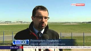 preview picture of video 'Remontują pas startowy na lotnisku Chopina (Okęcie)'