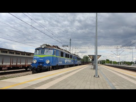 ET41-005 ze składem platform Laude.pl przelotem w kierunku Dęblina przez stację Nałęczów 7.07.2022