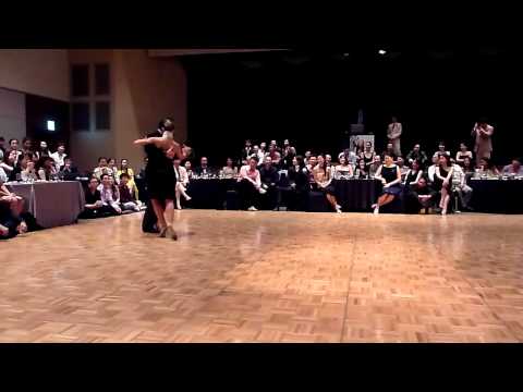  Analía Centurión  and  Gabriel Missé  are  dancing  to  the  milonga  "  Milonga del Recuerdo  "