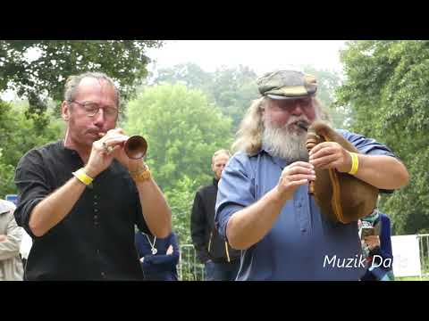 Marche trégoroise sonnée par Ronan Le Dissez (bombarde) et Jean Baron (biniou) à Gourin en 2021
