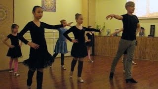 Смотреть онлайн Урок танцу Ча-Ча-Ча для детей на русском языке
