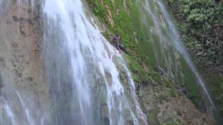 preview picture of video 'Crazy guy jumps of El Limon waterfall'