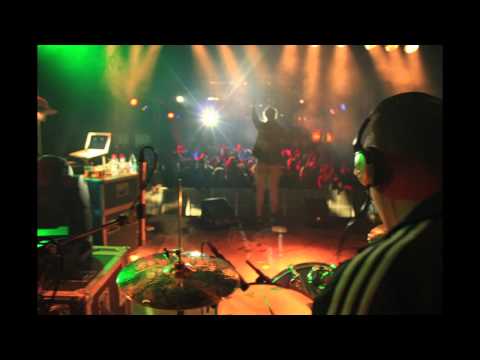 DE LäB  -    lénks ass wou den Domm riets ass