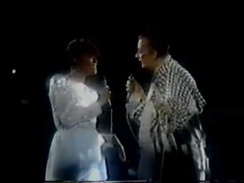 Boy George & Dionne Warwick Say A Little Prayer Live