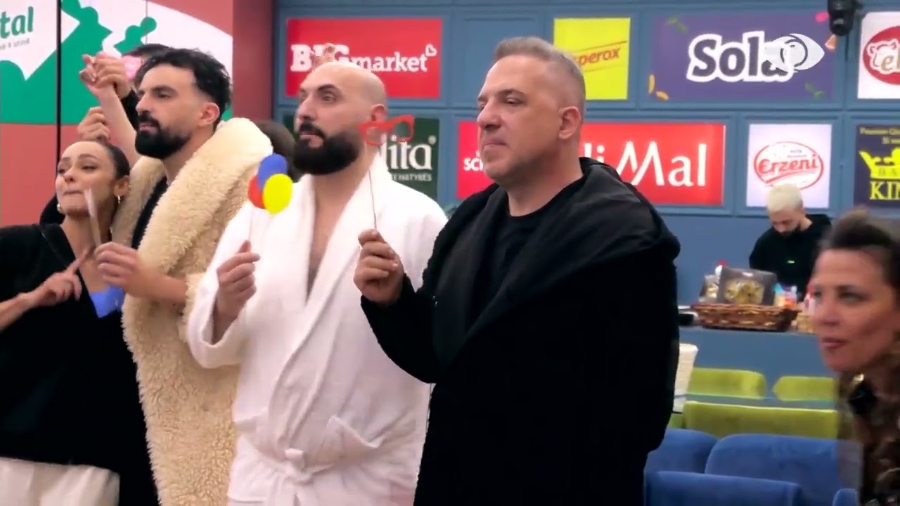 Vijon sfida e karaokes/ Banorët presin me brohorima këngën e radhës, nisin të këndojnë dhe kërcejnë