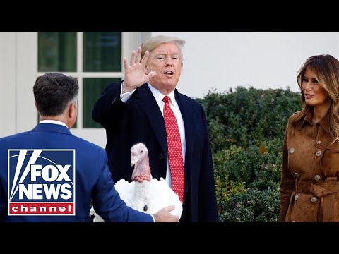 トランプ氏は、毎年恒例の七面鳥の恩赦でアダム・シフをあざ笑う (Trump mocks Adam Schiff during annual turkey pardon)