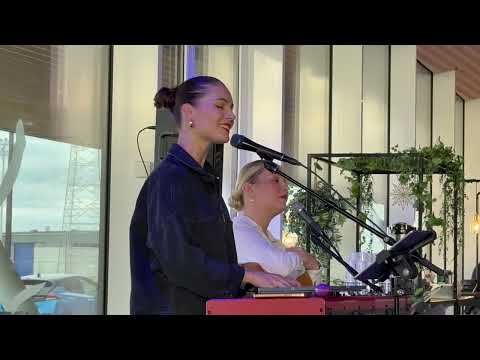 Ella Tepponen ja Stella Christine - Maailma On Kaunis