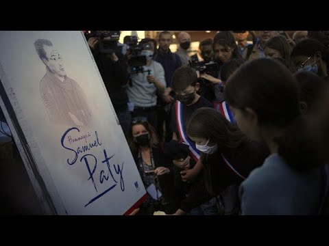 Le commemorazioni di Samuel Paty, vittima della barbarie