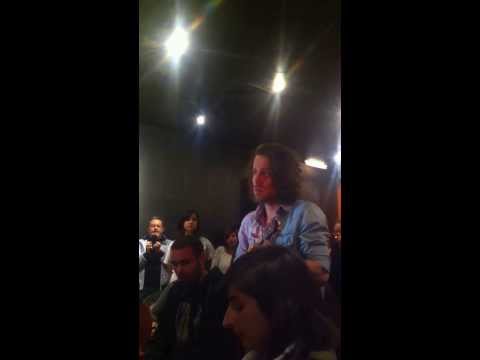 Julien Doré chante Heaven (en showcase à Lyon)