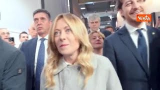 "Ma che stai a fa?", Meloni scherza con un fan e gli prende telefono per scattare selfie al...