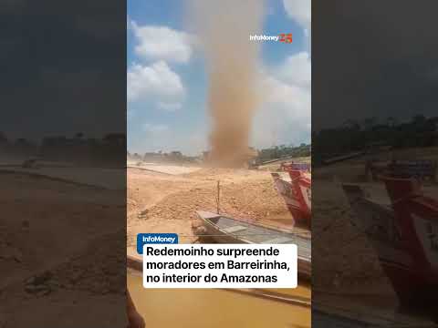 Redemoinho surpreende moradores em Barreirinha, no interior do Amazonas