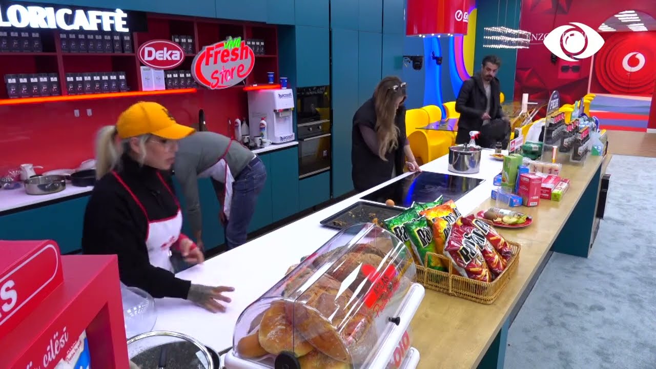 Me udhëzime nga Valbona, Nita dhe Amos pastrojnë kuzhinën