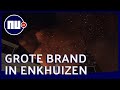 Vlammen slaan uit dak bij brand in historisch centrum Enkhuizen | NU.nl