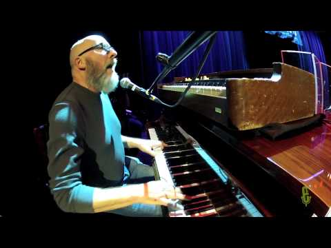 Max Gomez - "Make It Me" (eTown webisode #718)