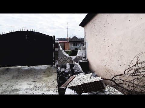 O familie din Copșa Mică s-a trezit cu o mașină răsturnată în curte | novatv.ro