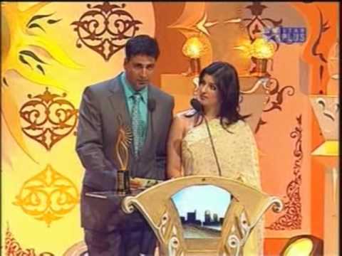 IIFA 2006 - Akshay & Tina presents the trophy ....