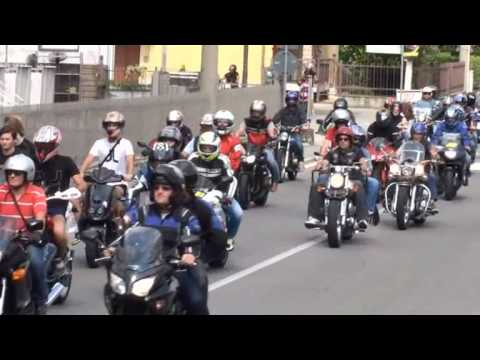 MOTORFEST DEL 2011 ARRIVO MOTOGIRO  A CHIGNOLO D' ISOLA.wmv