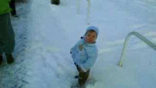 preview picture of video 'Dávidka először a hóban 2009 január'