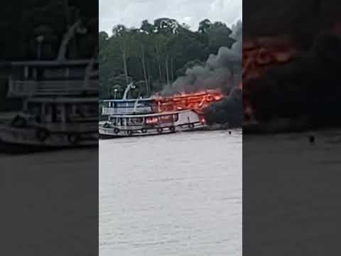 URGENTE Em Anori no Amazonas barco pega fogo e deixa tripulantes com corpo queimado .