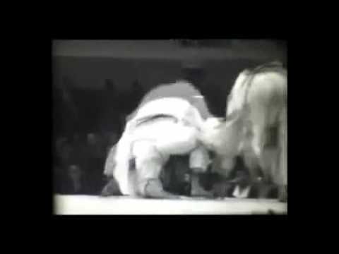 Judo / OS 1964 / -68 kg / 1e ronde: Carmeni - Lesturgeon