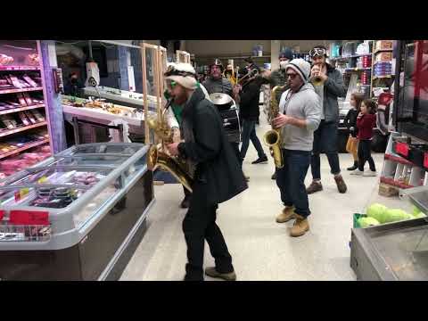 La Fanfare Express joue chez Intermarché