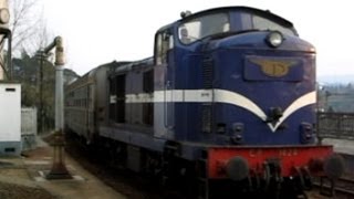 preview picture of video 'Portugal: CP Class 1400 diesel loco arriving at Livraco on a Regua to Porto train (Douro Valley)'