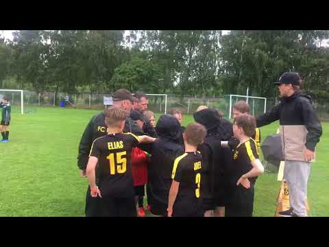 P10 joukkue valmistautuu matsiin huutamalla KOMU!