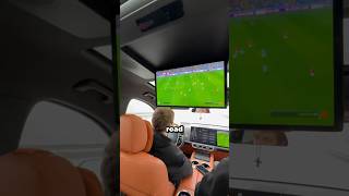 POV : Votre voiture est équipée d'un écran géant et de FIFA à l'intérieur😂