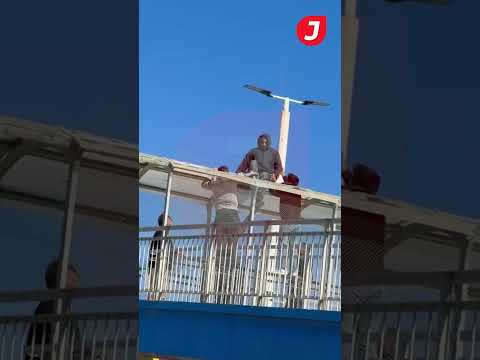 Se subió a un puente para pedir que anulen una denuncia