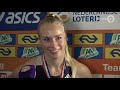 Marije van Hunenstijn na haar bronzen plak in Apeldoorn