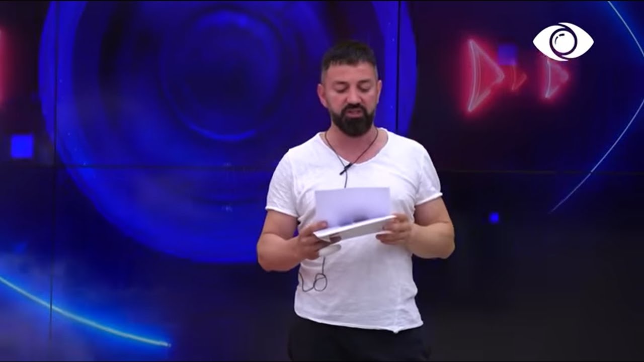 Zarf/ Banorët ndahen në grupe për të luajtur playstation