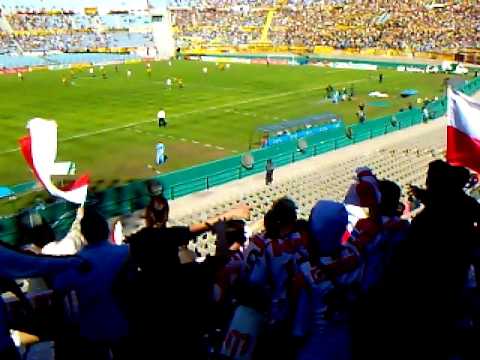 "La 14 alentando al darsenero en el Estadio Centenario" Barra: La 14 • Club: River Plate (Uruguay)