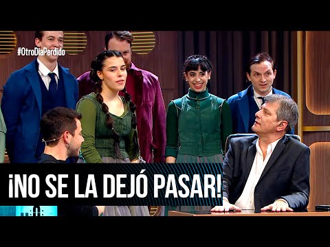 Mario Pergolini called out his daughter Valentina for climbing on his desk.