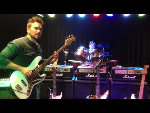 Hugo jammar med Erik Segerstedt.