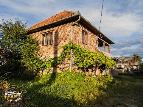FILM! Casa  traditionala, pe domeniu de 2.162 mp, Turia, Covasna — Video