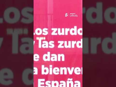 Joaquín Prat, de la irónica lona en Ferraz para recibir a Milei🗣