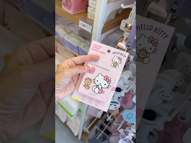 Vídeo relacionado con Espejo de tocador Hello Kitty plegable con doble espejo y diseño clásico en forma redonda | Accesorio portátil rosa con imagen frontal y estructura segura para niñas y jóvenes fanáticas de Sanrio