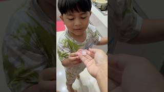 Download lagu Really like snacking on ice cubes #shorts mp3