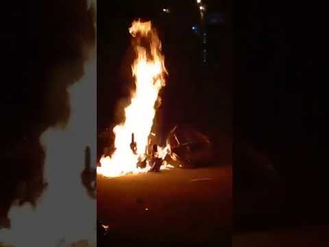No Zango 3 , na rua da Dira, jovem queima a sua moto propositadamente