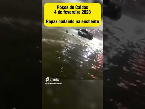 Poços de Caldas - rapaz nada na enchente